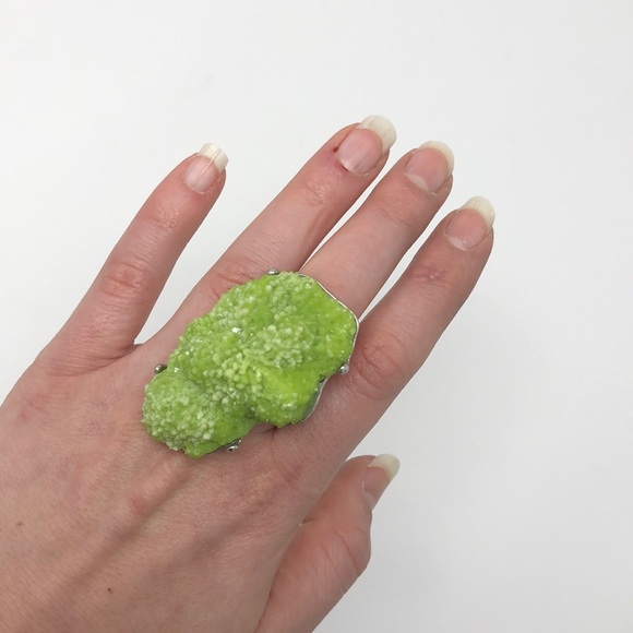 Oversized green crystal cocktail ring - Picture 2 of 3
